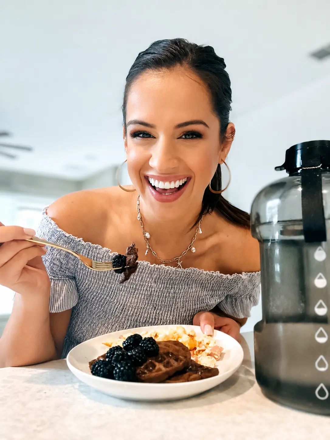 Marimar mostrando una comida preparada